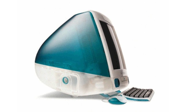 Blue iMac G3 to pierwsze w całości zaprojektowane urządzenie przez Ive'a w Apple. Jego premiera odbyła się w 1998 r.